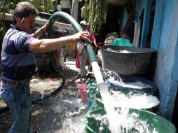 Una probable fuga en la red de conducción del combustible que pasa a unos metros del acuífero, es el foco de contaminación. NTX / ARCHIVO