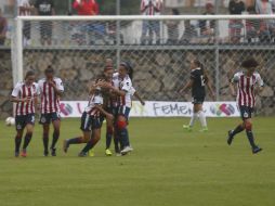Las entradas fuertes y el juego brusco tuvieron su máxima representación al minuto 7', justo cuando Chivas abrió el marcador. EL INFORMADOR / F. Atilano