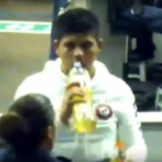 Joven mexicano bebe metanfetamina ante agentes fronterizos en EU