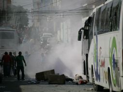 Presuntos docentes quemaron llantas y papelería a la madrugada de este sábado en las instalaciones de la Pagaduría del IEEPO. SUN / ARCHIVO