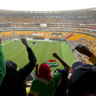 Mueren dos personas por estampida en estadio de Sudáfrica