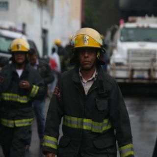 Arden pipas con diésel en patios de empresa en Coahuila