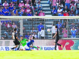 Quitándose la marca de dos jugadores y disparando ante la barrida de un tercero, Rodolfo Pizarro venció a Jesús Corona. MEXSPORT /