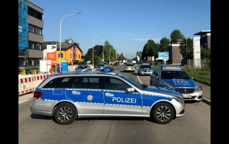 Una patrulla bloquea la calle que conduce al club nocturno 'Grey', en Konstanz. EFE / O. Hanser