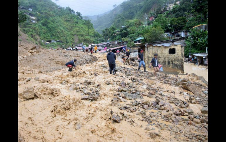 El fenómeno tocó tierra en la costa noreste de Taiwán el sábado por la noche con vientos máximos sostenidos de 137 kilómetros por hora. EFE / D. Go