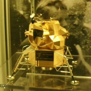 Roban réplica de oro del módulo lunar del Apolo 11