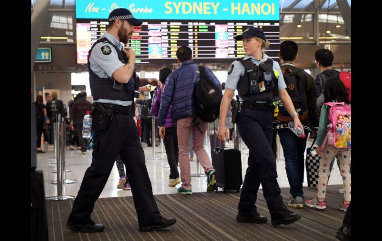 Las autoridades efectuaron intensas revisiones a los equipajes de los viajeros. AFP / W. West