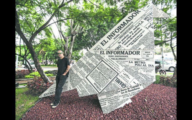 El artista intervino la figura que simula ser una paloma de origami, ubicada en Pablo Neruda y Montevideo. EL INFORMADOR / F. Atilano