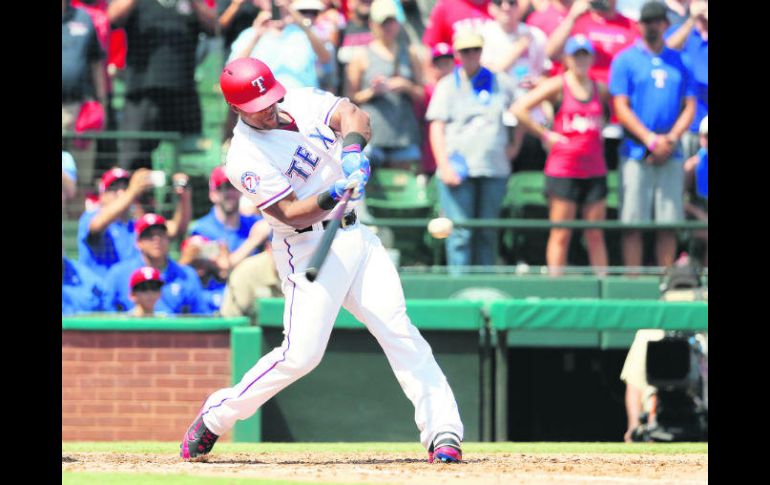 Adrián Beltré. El dominicano conecta la bola para conseguir su imparable número tres mil. AP / ARCHIVO