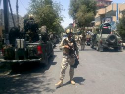 Un miembro de las fuerzas de seguridad afganas resguarda los alrededores del área afectada. AFP / S. Marai