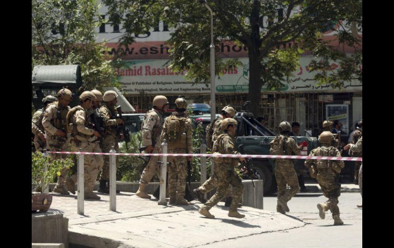 Un terrorista detonó los explosivos que portaba para abrir el paso a tres islamistas, que iniciaron un tiroteo. AP / W. Hossaini