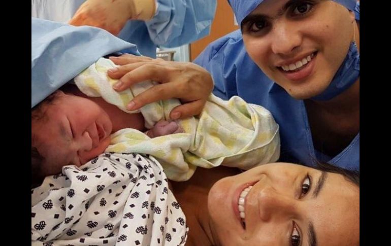 Paola compartió en Twitter el feliz momento junto a Iván y su hija Ivana. TWITTER / @PaolaEspinosaOf