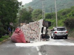 Oficiales de la Semov llegaron al lugar para hacerse cargo del accidente que complicó el tráfico. EL INFORMADOR / M. Vargas