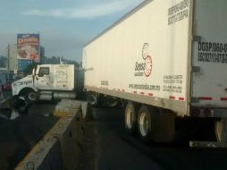 El tráiler trató de desviarse y terminó encima de las barreras de contención. ESPECIAL /