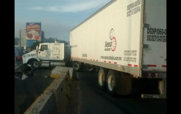El tráiler trató de desviarse y terminó encima de las barreras de contención. ESPECIAL /