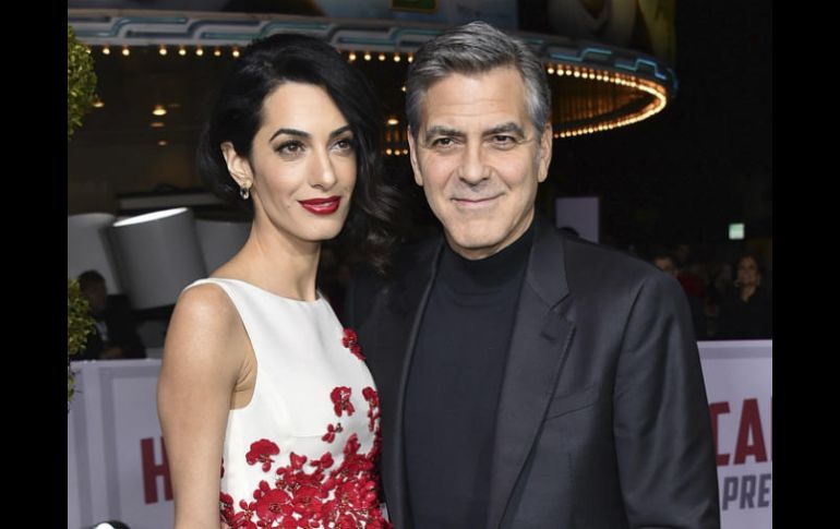 George y Amal Clooney crearon la Clooney Foundation for Justice para apoyar la equidad en los juzgados y los salones de clase. AP / ARCHIVO