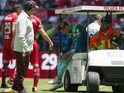 Debido a la lesión, Talavera salió en muletas del estadio con la rodilla inflamada. MEXSPORT / ARCHIVO