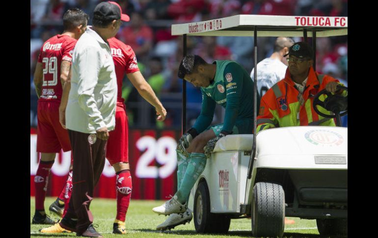 Debido a la lesión, Talavera salió en muletas del estadio con la rodilla inflamada. MEXSPORT / ARCHIVO