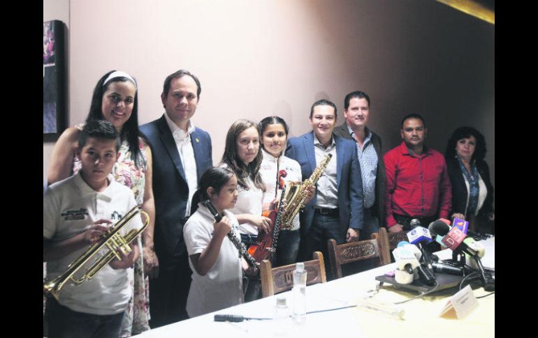 Las autoridades durante la entrega de los instrumentos musicales a los alumnos. EL INFORMADOR / E. Barrera