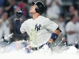 Con sus actuaciones a la ofensiva y a la defensiva, Aaron Judge se ha ganado el dugout y afición de los Yankees. AFP /