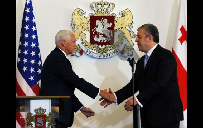El primer ministro georgiano, Guiorgui Kvrikashvili (d), sostuvo una conversación con Pence. AFP / Z. Kurtsikidze