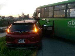 La conductora perdió el control de su vehículo y se impactó contra una unidad del transporte público. ESPECIAL /