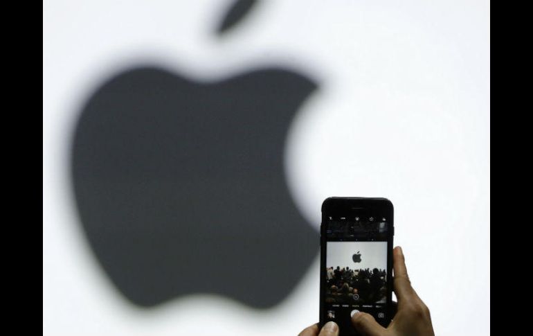 Las ventas del iPhone representaron en el trimestre 24 mil 846 millones de dólares. AP / ARCHIVO