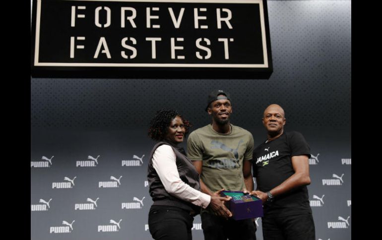 Bolt, junto a sus padres, en una conferencia de prensa en Londres. AFP / A. Dennis
