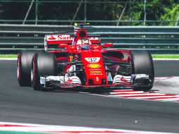 El piloto de Fórmula 2 Charles Leclerc conduce su Ferrari durante la sesión vespertina en el primer día de test de la Fórmula Uno. ESPECIAL / ESCUDERÍA FERRARI