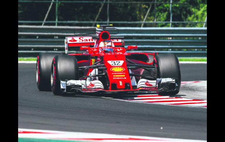 El piloto de Fórmula 2 Charles Leclerc conduce su Ferrari durante la sesión vespertina en el primer día de test de la Fórmula Uno. ESPECIAL / ESCUDERÍA FERRARI
