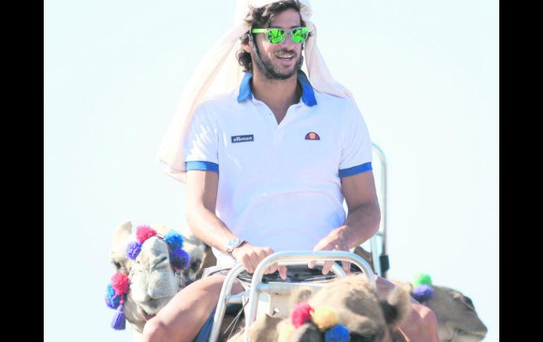 El tenista español Feliciano López aprovechó su estancia en Los Cabos para dar un paseo en camello, previo a su debut en el torneo. NTX /