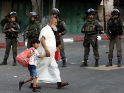 Soldados resguardan el área donde ocurrieron los hechos; varias personas tuvieron que ser atendidas al presenciar la agresión. EFE / A. Al Hashlamoun