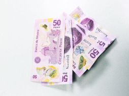 Sin hacer caso de los elementos de seguridad, la mayoría dice que la mejor forma para verificar billetes falsos es con un plumón. ESPECIAL /