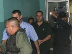 Esposado de las manos hacia adelante, el exgobernador de Quintana Roo ingresó al edificio en Plaza Ágora de Panamá. AP / A. Franco