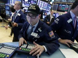 Un corredor utiliza una gorra celebrando la superación de los 22 mil puntos del Dow Jones. AP / R. Drew