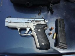 Elementos le aseguraron un arma de fuego calibre 40. ESPECIAL / Policía de Guadalajara