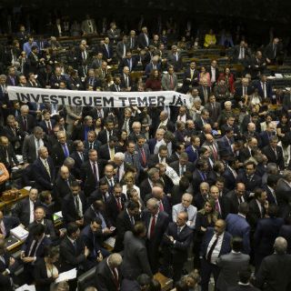 Legisladores aplazan voto sobre suspensión de Temer