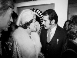 La célebre actriz Gloria Swanson con el pintor tapatío Manuel Moreno. ESPECIAL /