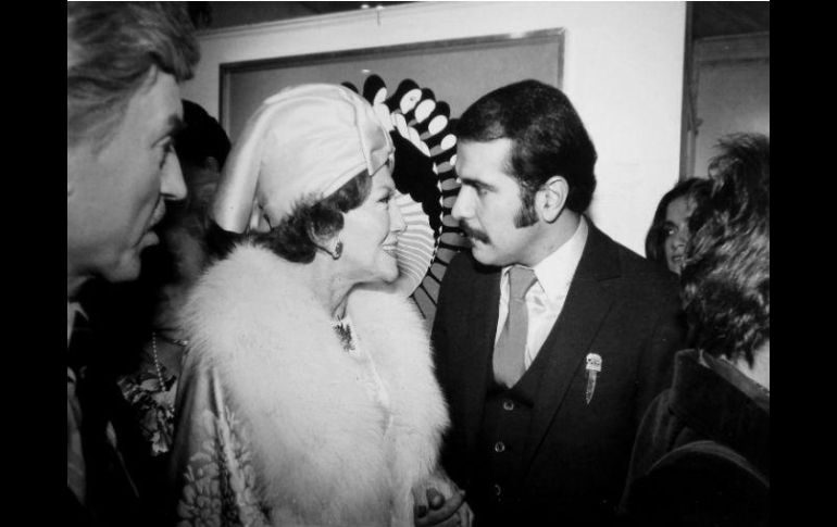 La célebre actriz Gloria Swanson con el pintor tapatío Manuel Moreno. ESPECIAL /