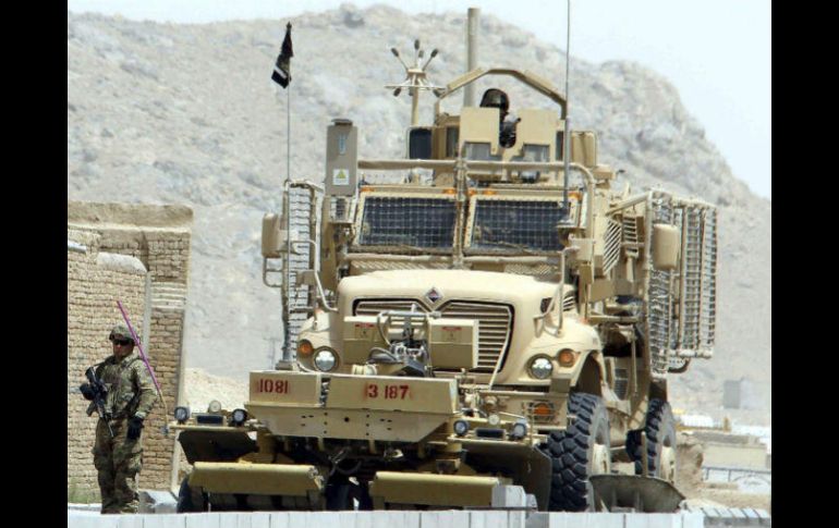 Soldados de la OTAN permanecen en el lugar donde un insurgente suicida atacó un convoy de las tropas de la Alianza. EFE / M. Sadiq