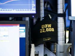 En los primeros momentos de la sesión, el Dow Jones descendió 9.61 puntos y se colocó en 22 mil 006.63 unidades. EFE / J. Lane