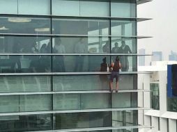 El joven ruso escaló el edificio sin arneses ni equipamiento alguno. TWITTER /