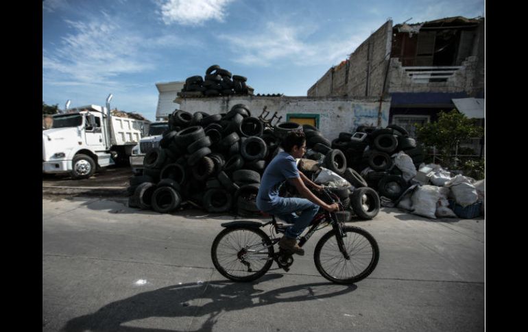 Una finca luce atestada de llantas que se han ido acumulando en la vía pública y hasta en la azotea de la casa. EL INFORMADOR / F. Atilano