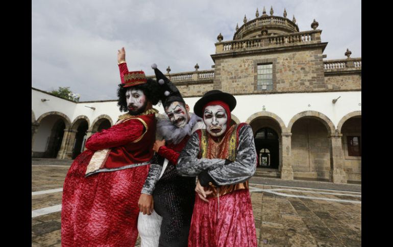 Elenco de la puesta en escena 'La estirpe de los titanes: un convite de circo o lo que sea', posando en el Cabañas. EL INFORMADOR / G. Gallo