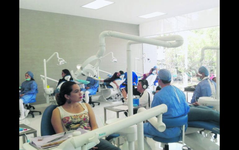 En el acto inaugural, los alumnos tuvieron oportunidad de brindar revisiones y recomendar cuidados a algunos pacientes. ESPECIAL /