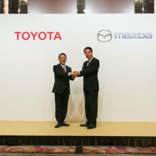 Trump califica de 'gran inversión' la nueva planta de Toyota y Mazda en EU