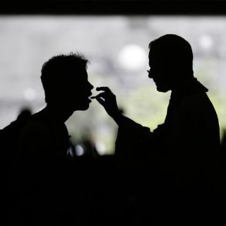 Acusan a ex obispo de Phoenix de abuso sexual infantil