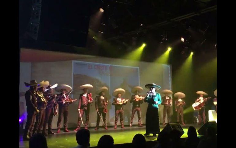 Mirna Lozano cantó junto al Mariachi Continental, todo para contarle al público cómo era su padre. TWITTER / lunariomx