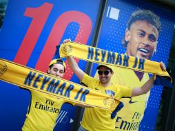 Las largas colas de aficionados afuera de las tiendas son una muestra de la ilusión que inspira la llegada del futbolista al equipo. AFP / B. Cremel