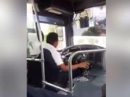 El joven al volante se volvió viral en redes sociales por su manera de cantar. FACEBOOK / Cosas de Oaxaqueños